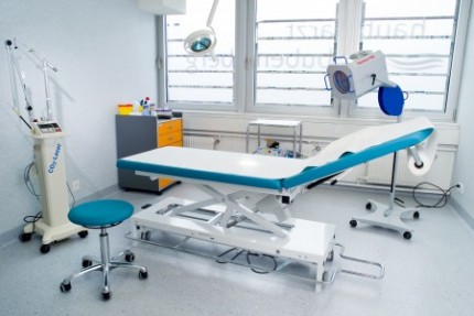 Zertifizierter in-house OP-Raum mit Operationstisch in hellblau-grau | hautarzt-bubenberg.ch
