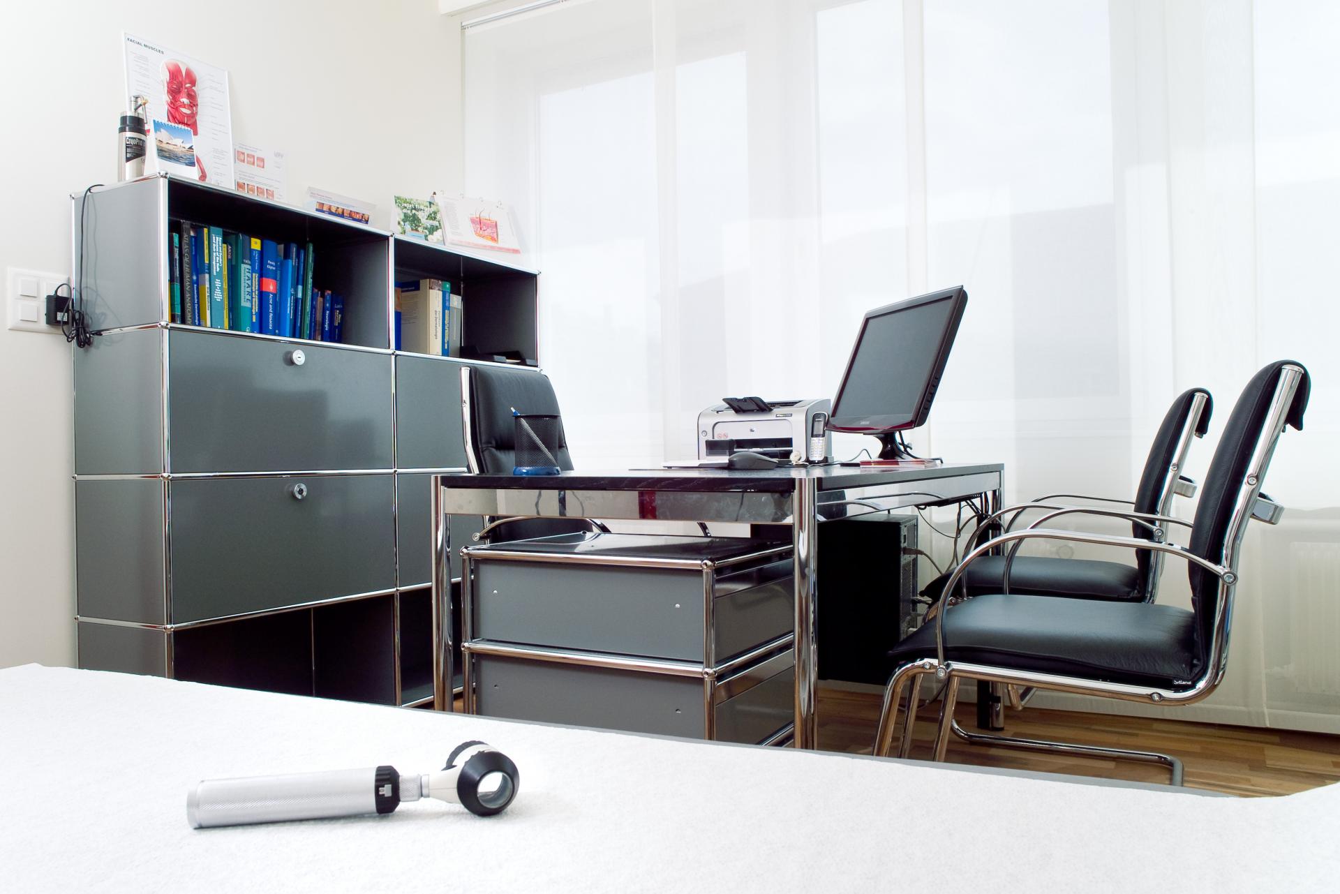 Sprechzimmer | hautarzt-bubenberg.ch Sprechzimmer in grau-weiss | hautarzt-bubenberg.ch