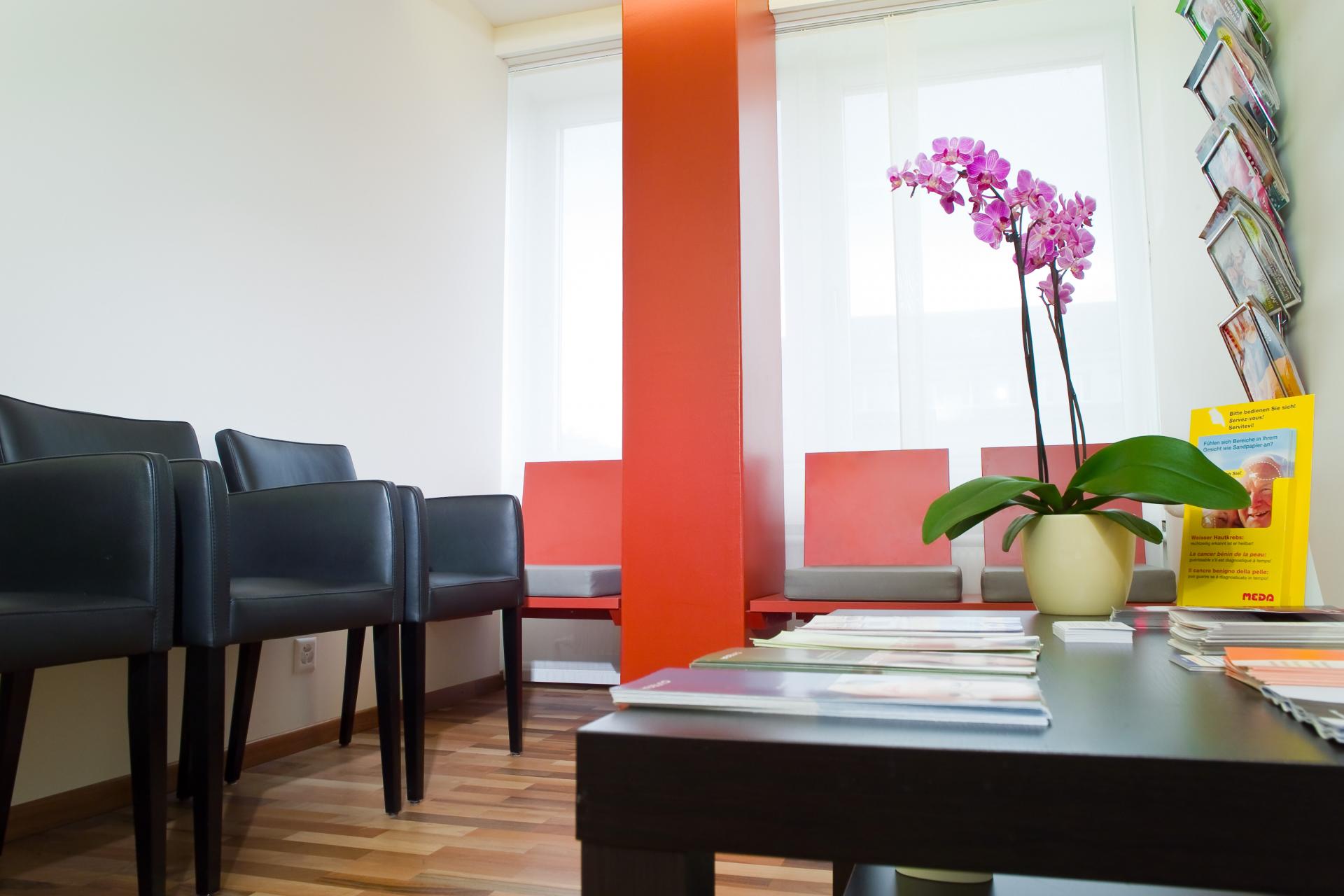 Wartezimmer | hautarzt-bubenberg.ch Wartezimmer in orange-schwarz | hautarzt-bubenberg.ch