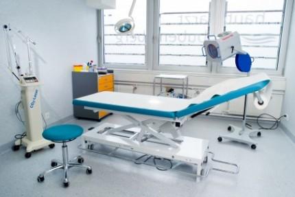 Zertifizierter in-house OP-Raum | hautarzt-bubenberg.ch Zertifizierter in-house OP-Raum mit Operationstisch in hellblau-grau | hautarzt-bubenberg.ch